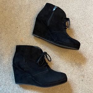 Black tied booties